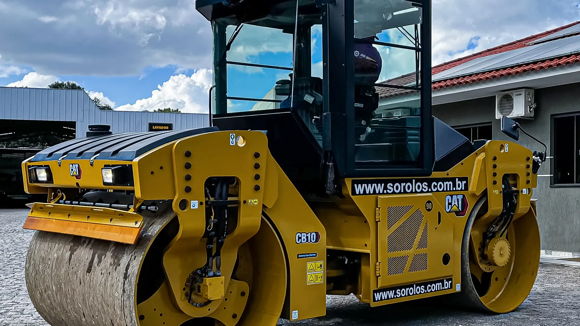 Rolo compactador tandem Caterpillar CB10 da Só Rolos