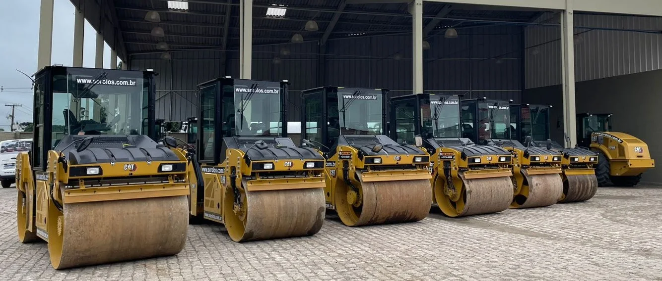 Rolos tandem Caterpillar da frota Só Rolos alinhados no galpão